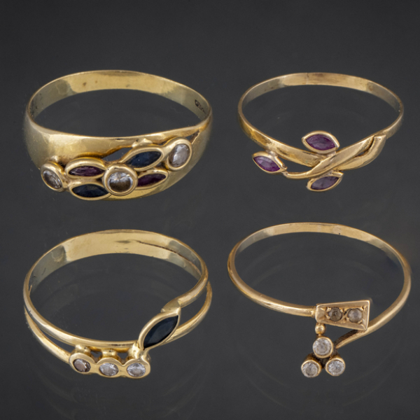 Conjunto de cuatro anillos en oro amarillo de 18 kt.