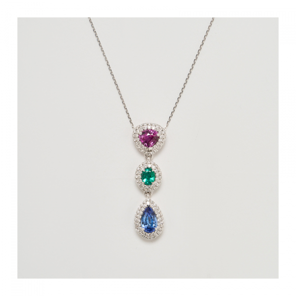 Colgante diseño tres rosetones de rubí talla trillón, esmeralda talla oval y zafiro azul talla perilla  