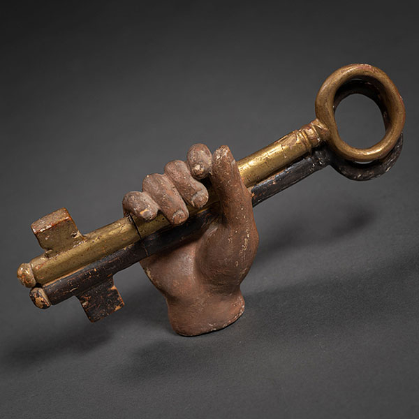 Mano de San Pedro con las llaves en madera tallada y policromada del siglo XVIII.