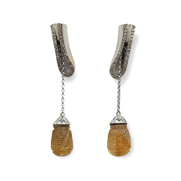 Pendientes largos en oro blanco de 18k de diamantes talla brillante y citrinos talla briolette con decoración vegetal grabada.