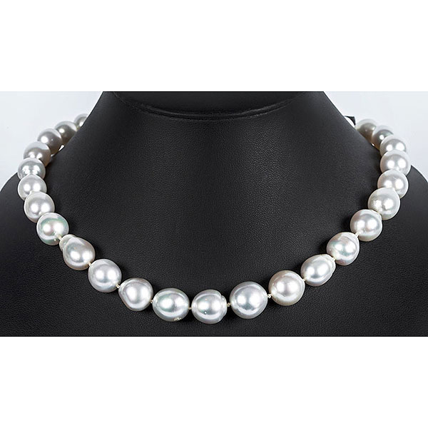 Bello collar "chocker" de 31 bellas perlas australianas, calidad gema de suave oriente.