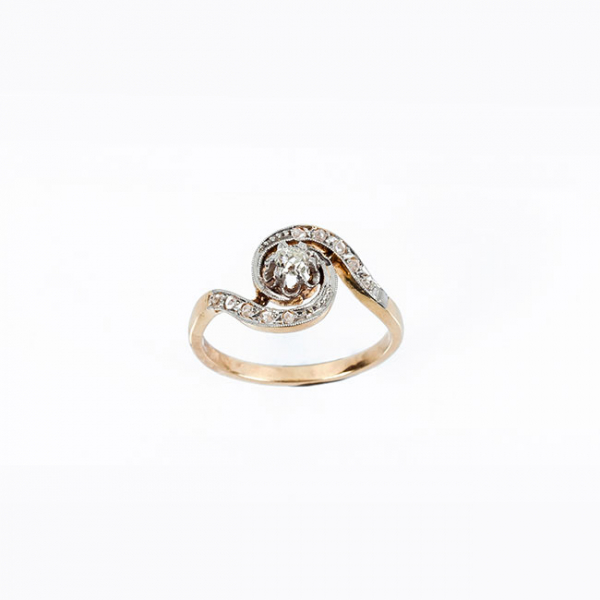 Sortijita vintage en montura calada de oro amarillo 18 K, con un limpio y blanco diamante talla 'cojín' antigua 