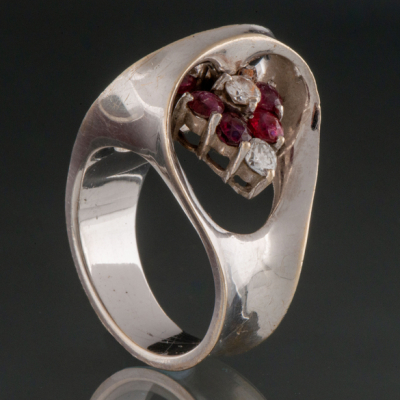 Anillo con sólida montura en oro blanco de 18kt con brillantes y rubíes.