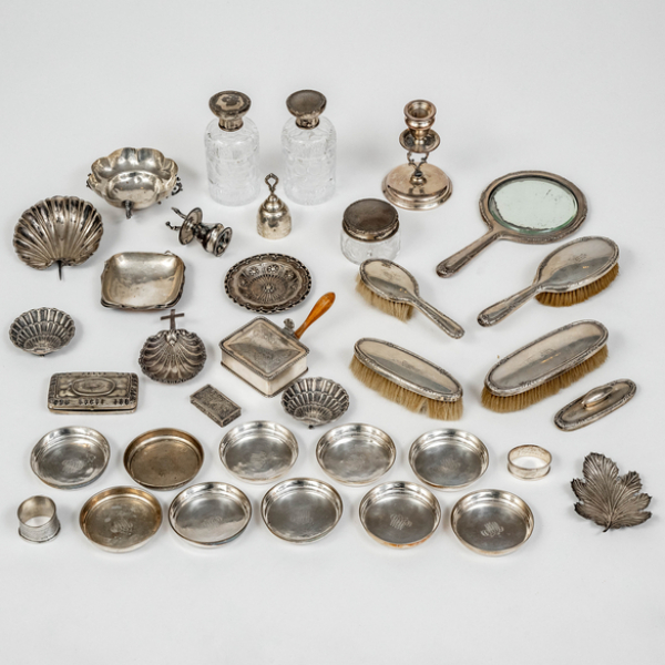 Miscelánea de piezas de plata española y punzonada del siglo XX.