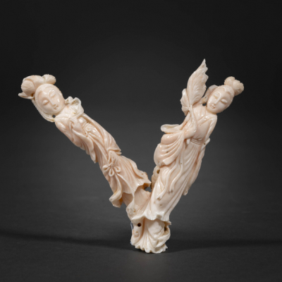 &quot;Geishas&quot; Grupo escultórico en coral chino del siglo XX.