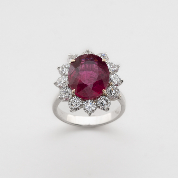 Sortija rosetón en oro blanco con rubelita (Brasil) talla oval orlada por diamantes talla brillante.