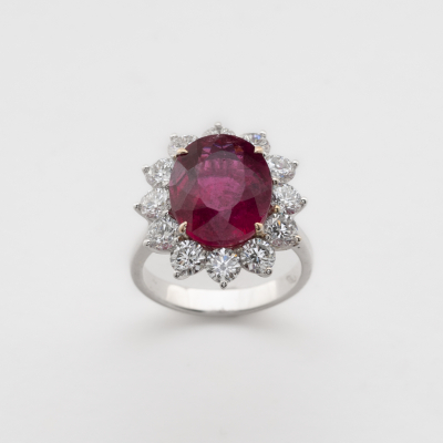 Sortija roset&oacute;n en oro blanco con rubelita (Brasil) talla oval orlada por diamantes talla brillante.