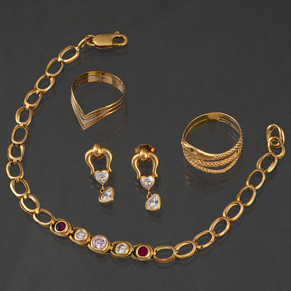 Conjunto de dos anillos, pareja de pendientes y pulsera en oro amarillo de 18 kt.