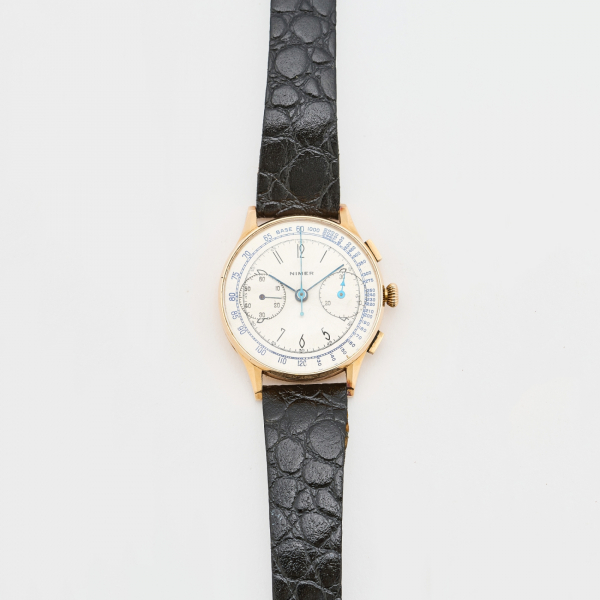 NIMER. Reloj cron&oacute;metro de pulsera para caballero, c.1940. En oro y correa de piel. 
