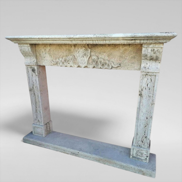 Importante Chimenea Neocl&aacute;sica en M&aacute;rmol Travertino, siglo XIX.