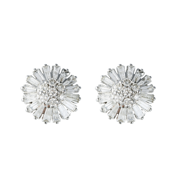Pendientes en oro blanco con rosetón de diamantes talla brillante orlado por diamantes talla trapecio.