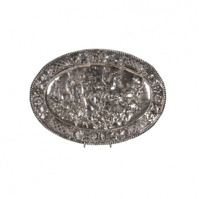 Bandeja decorativa oval de plata punzonada de B. López, España, circa 1900. 