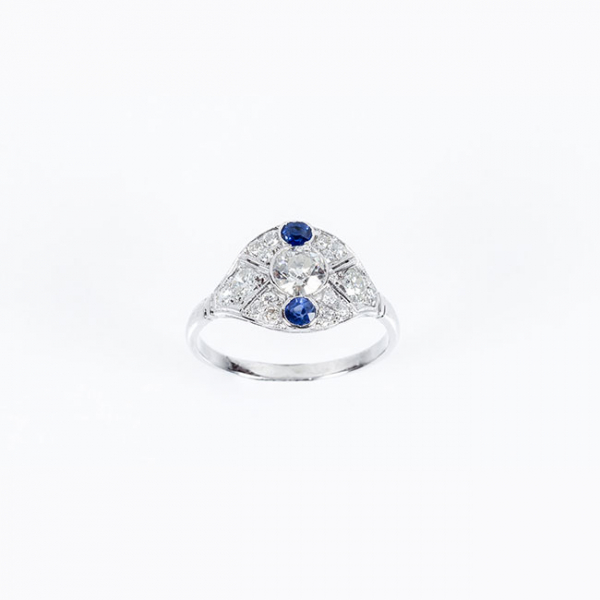 Bella sortija 'art-decó' en oro blanco con un limpio y blanco diamante y dos zafiros azules 