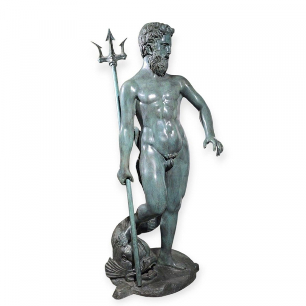 Monumental estatua de bronce patinado de &quot;Neptuno&quot;. Creada en la década de 1970, esta pieza se encuentra en buen estado.