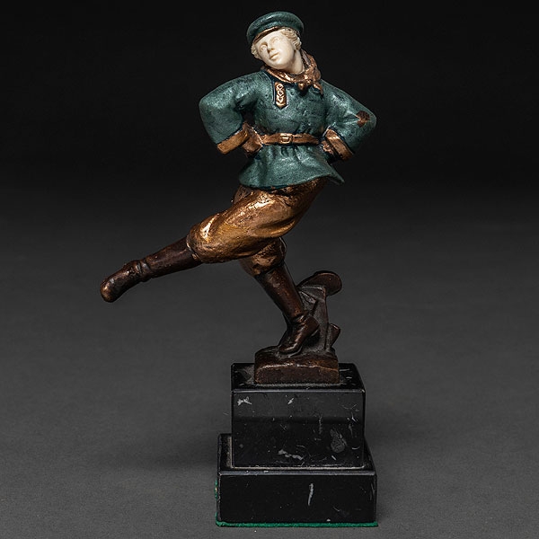 &quot;Bailarín Ruso&quot; Figura crisolefantina realizada en bronce y marfil tallado. Siglo XX