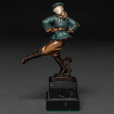 &quot;Bailarín Ruso&quot; Figura crisolefantina realizada en bronce y marfil tallado. Siglo XX