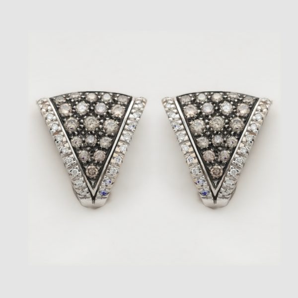 Pendientes dise&ntilde;o triangular en oro blanco y pavonado con diamantes talla brillante blancos y brown engastados en garras y gran&eacute;.