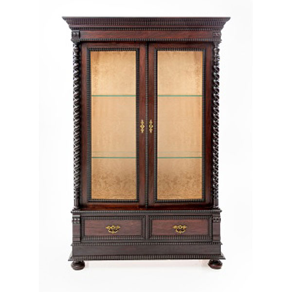 Vitrina en madera de palo santo tallado con columnas torneadas a los lados, baldas interiores de cristal y 2 cajones. Época Napoleón III. Francia.