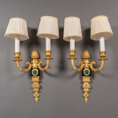 Pareja de apliques de dos luces en bronce dorado, mármol negro y malaquita. Trabajo Italiano, Siglo XX.