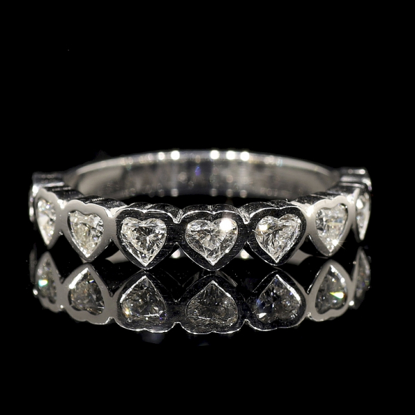 Media alianza de oro blanco de 18K con diamantes en talla coraz&oacute;n, 0.88 ct.   