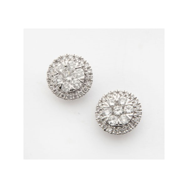 Pendientes en oro blanco en forma de flor con 7 diamantes talla brillante central y orla de diamantes talla brillante con un peso total de 0,87 cts. aprox.