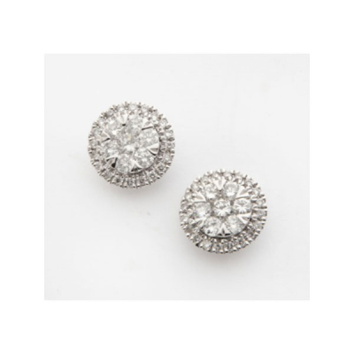 Pendientes en oro blanco en forma de flor con 7 diamantes talla brillante central y orla de diamantes talla brillante con un peso total de 0,87 cts. aprox.