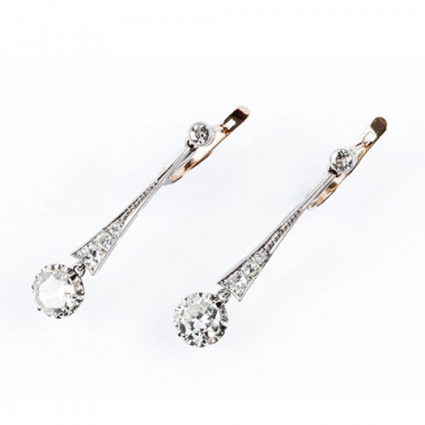 Bellos pendientes largos de época 'art decó' en oro blanco, con  diamante, talla brillante antigua, de 0.50 ct
