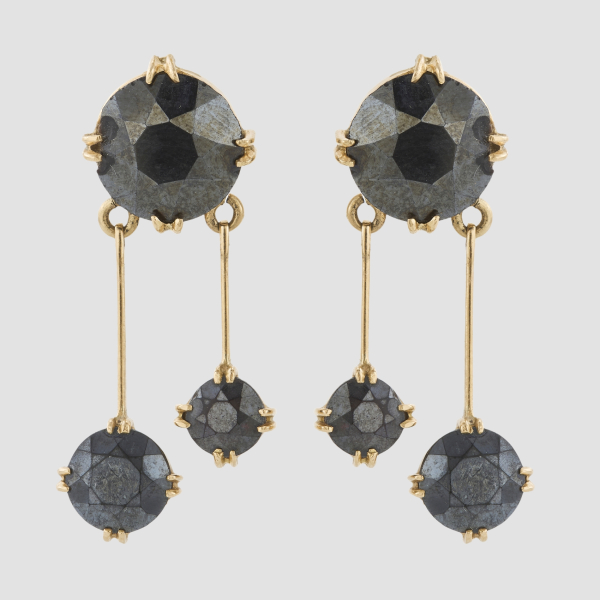 Pendientes en oro con hematites talla redonda de 9,5 – 6,5 y 5 mm. engastados en garras, c.1900.