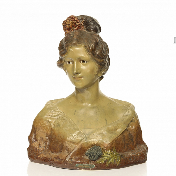 Affortunato Gori (1886 - 1925) "Chrysantheme".   Busto de cerámica policromada y ojos de pasta vítrea. 