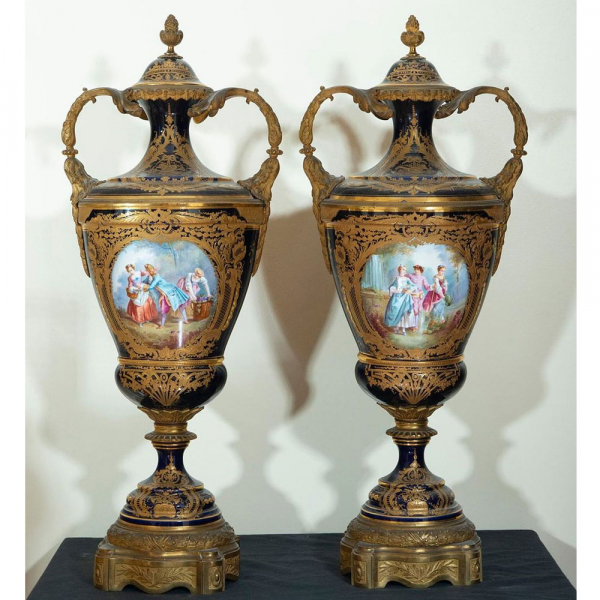 Elegante Gran Pareja de Jarrones en porcelana de Sèvres "Bleu Royale" pintados y esmaltados a mano, trabajo francés del siglo XIX.