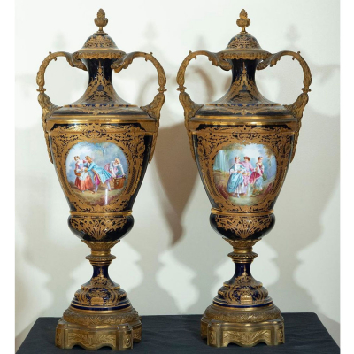 Elegante Gran Pareja de Jarrones en porcelana de Sèvres &quot;Bleu Royale&quot; pintados y esmaltados a mano, trabajo francés del siglo XIX.