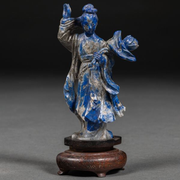 &quot;Dama con flores&quot; Figura china en piedra lapislázuli. Trabajo Chino, Siglo XX