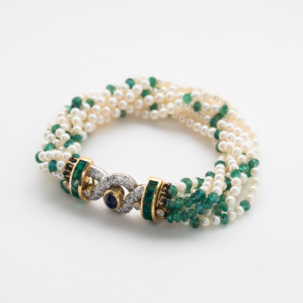 PUIG DORIA. Pulsera de ocho hilos de perlas cultivadas y cuentas de esmeralda de 3 – 3,5 mm. 