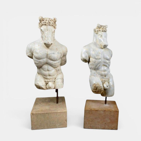 Pareja de Minotauros. Escuela Italiana Barroca. Siglo XVII. Mármol beige y gris tallado