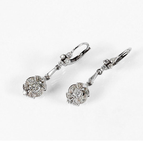 Bonitos pendientes vintage largos, en oro blanco18 K, con rosetón colgante y motivo articulado cuajados de diamantes talla 8/8 y brillante 