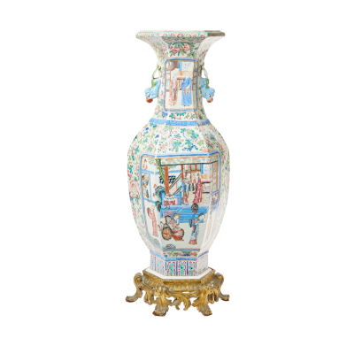 Jarron en porcelana china de Cantón, Familia Verde, con decoraciones esmaltadas de motivos cortesanos en cartelas y aplicaciones de leones de Foo en relieve, ppios. del s.XX.