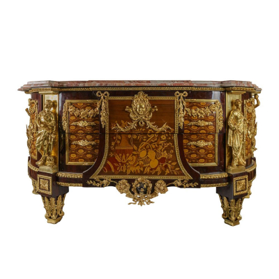 Espectacular cómoda inspirada en Jean-Henri Riesener. Escuela Francesa, Siglo XX.   Madera con marquetería, bronce dorado y mármol.