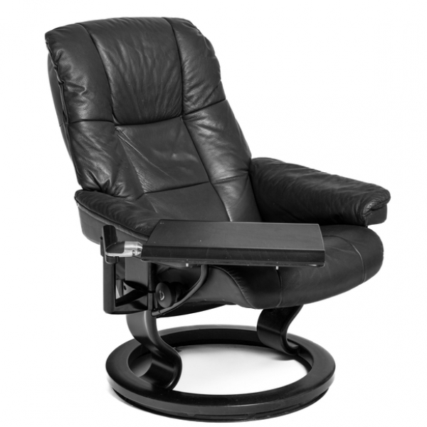 Sillón Stressless con estructura en madera de nogal y tapicería en cuero.