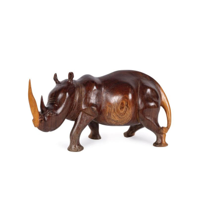 Rinoceronte decorativo realizado en madera de ébano tallada y pulida. Posiblemente de Madagascar. S. XX.