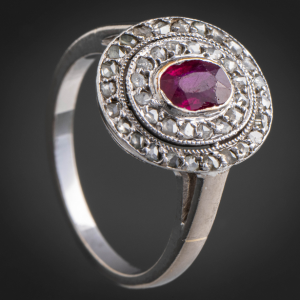 Sortija oro de perdiz en platino con rubí central orlado de brillantes talla antigua.