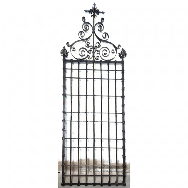 Importante Gran Reja Renacentista transici&oacute;n al Barroco espa&ntilde;ola de palacio del siglo XVII en hierro forjado para ventana principal. 