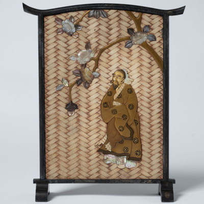 Biombo japon&eacute;s periodo Meiji (1868-1912) en bronce, con aplicaciones de n&aacute;car, hueso y trenzado de bamb&uacute;.