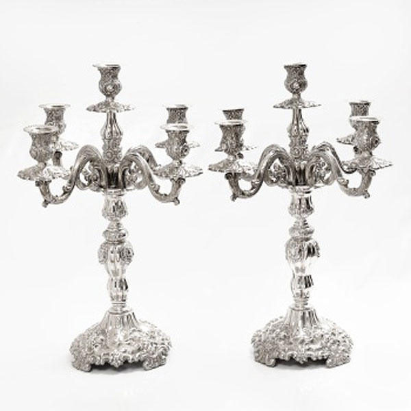 Pareja de candelabros en plata Estilo Luis XV. Marcas de platero.  Época: Mediados S. XX