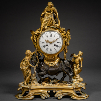 &quot;Alegoría del secuestro de Europa&quot; Reloj de sobremesa francés Luís XV en bronce dorado y bronce pavonado.