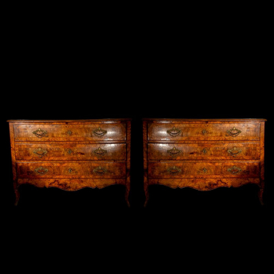 Pareja de c&oacute;modas italianas en madera de nogal y bronce, siglo XVIII. 