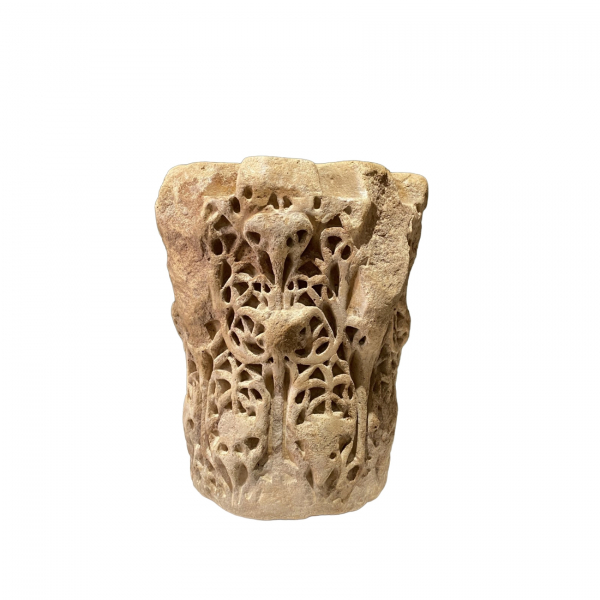 Réplica realizada a mano en piedra caliza de capitel de tipo «avispero» del s.X del Salón Rico de la ciudad de Medina Azahara (Córdoba).