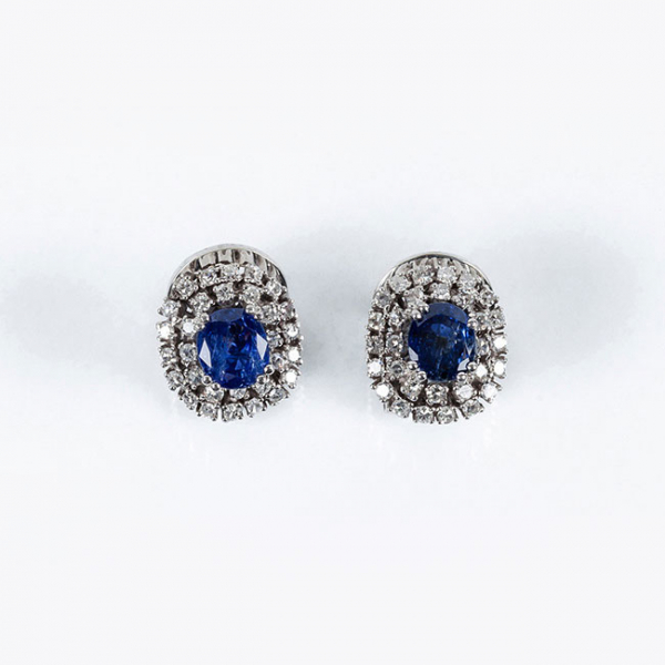 Pendientes vintage en oro blanco 18 K, con zafiro fino azul, talla oval y doble orla escalonada de limpios y blancos diamantes 