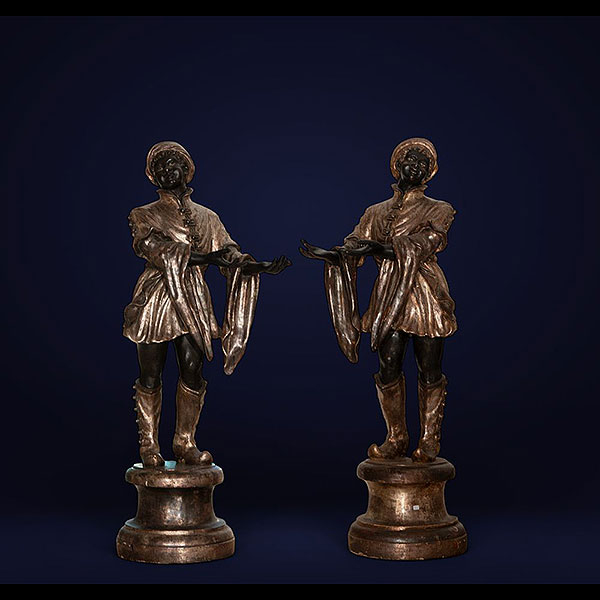 Escuela Italiana del siglo XVIII - Pareja de figuras de bandejeros venecianos en madera tallada y policromada.