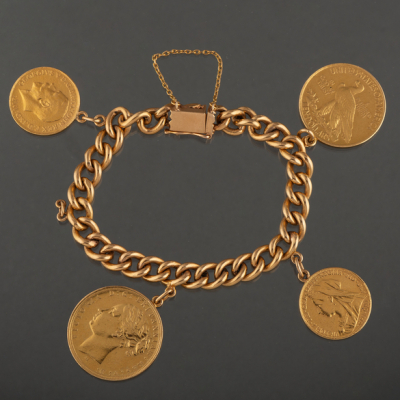 Pulsera de calabrote con cuatro monedas a modo de colgantes en oro amarillo de 18kt.