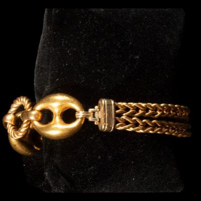 Pulsera de oro de Ley de 18k de 27.88g con cabujones de zafiro en el cierre.
